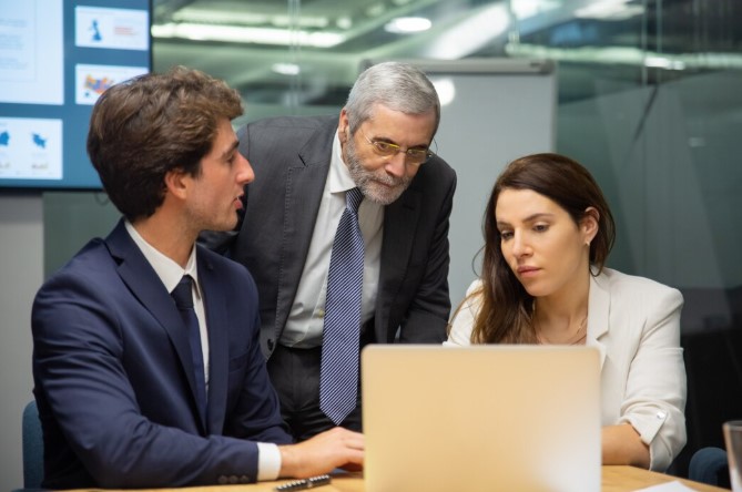 B2B Financial Lead Generation: How to Target CFOs & Decision Makers image